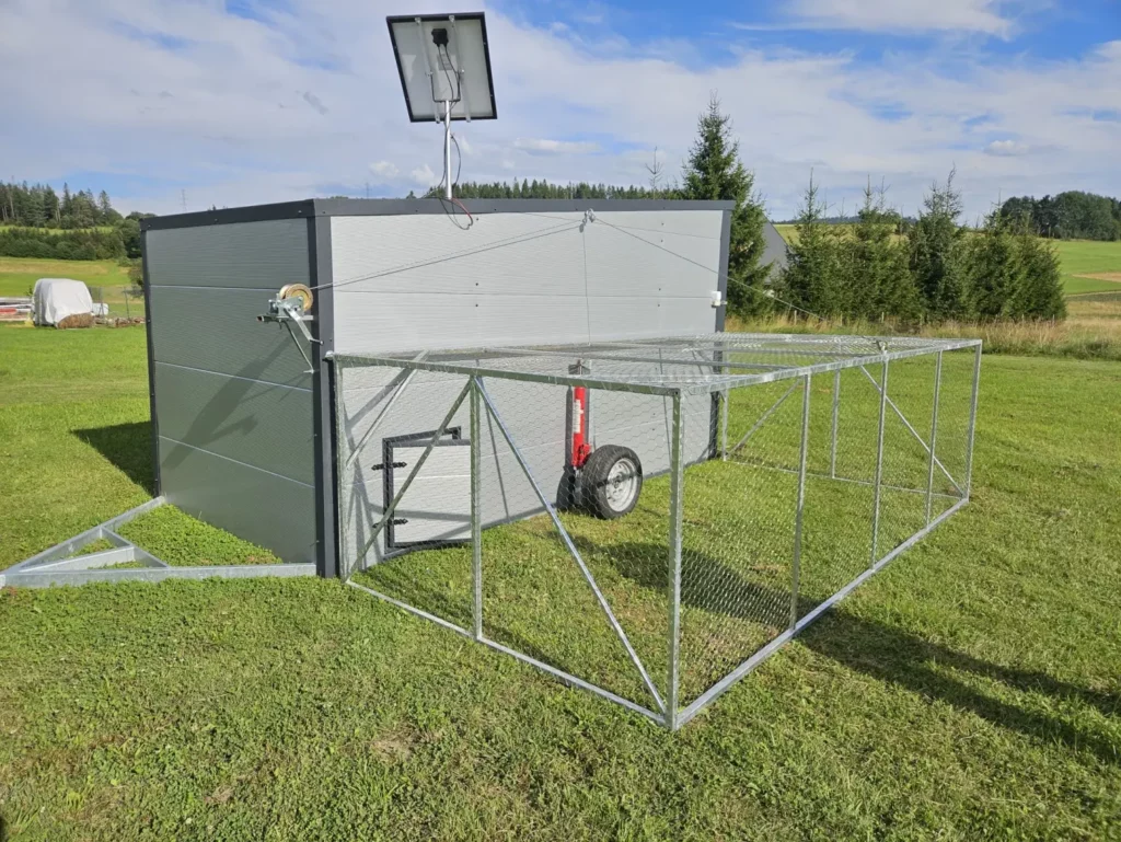 Mobilny kurnik z opuszczoną zagrodą