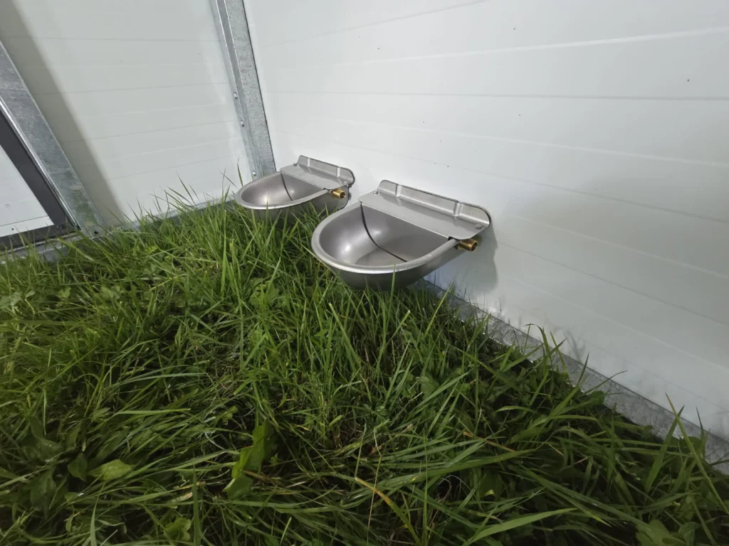 Poidła dla kur w dużym mobilnym kurniku od Tiny House Design