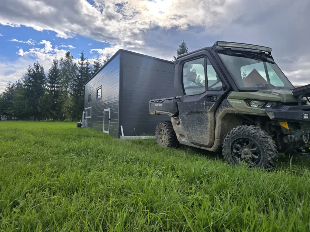 Łatwy transport dużego mobilnego kurnika od Tiny House Design