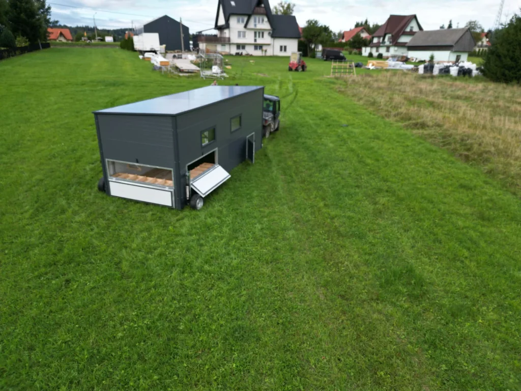 Duży mobilny kurnik od Tiny House Design widok z lotu ptaka - strona prawa
