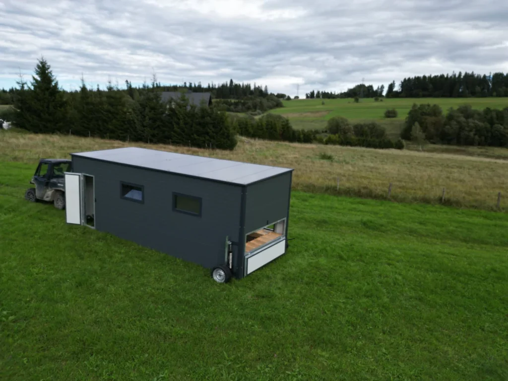 Duży mobilny kurnik od Tiny House Design widok z lotu ptaka - strona lewa