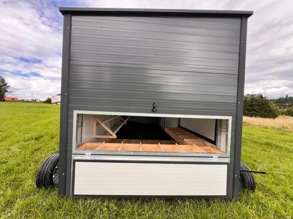 Okno ułatwiające opróżnianie gniazd z jaj w dużym mobilnym kurniku od Tiny House Design