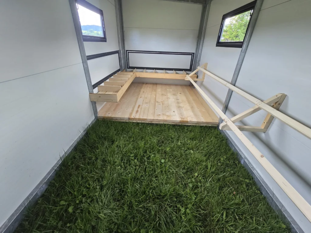 Duży mobilny kurnik w środku