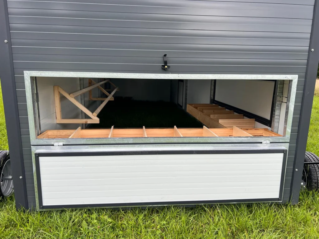 Gniazda dla kur w dużym mobilnym kurniku od Tiny House Design