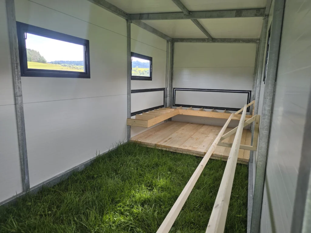 Środek dużego mobilnego kurnika widok z wejścia gospodarczego