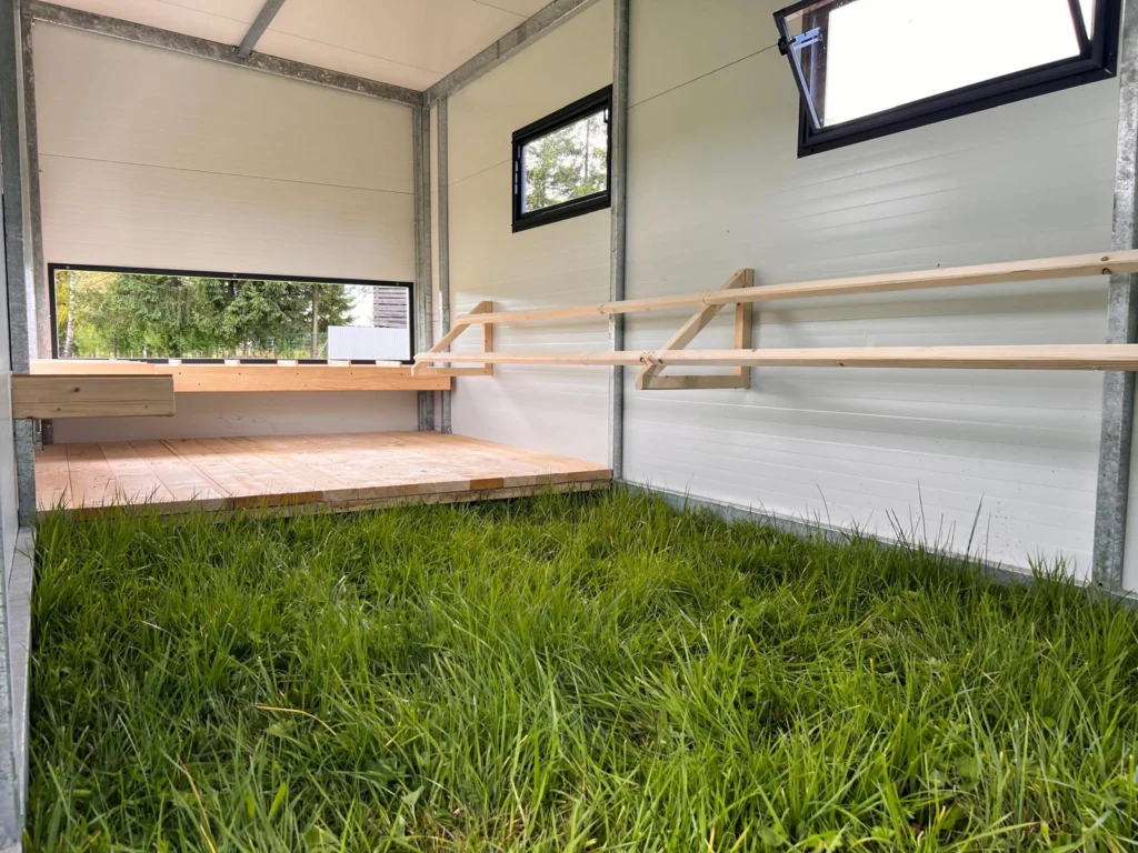 Podest oraz grzędy dla kur w dużym mobilnym kurniku od Tiny House Design