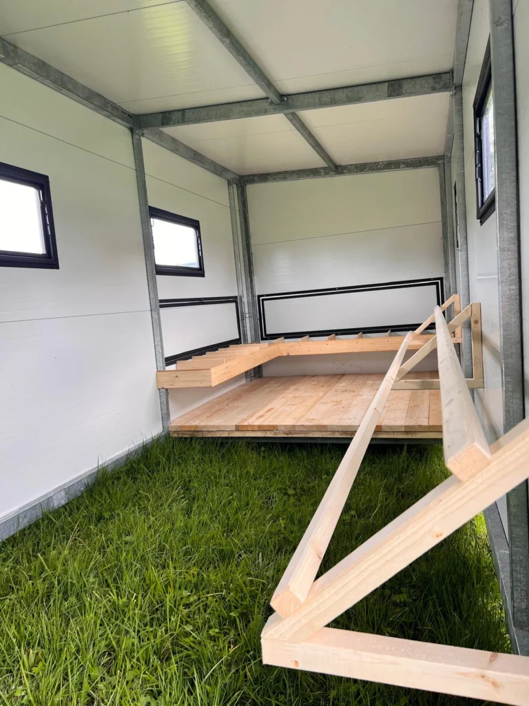 Grzędy dla kur w dużym mobilnym kurniku