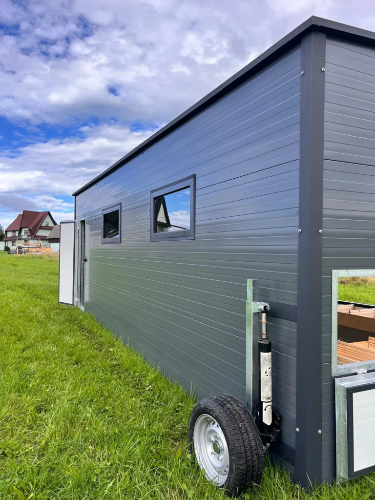 Podnośniki hydrauliczne przy kołach do ponoszenia kurnika przed transportem