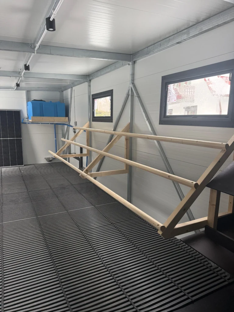 Grzędy i podłoga z kratek w mobilnym kurniku XXL od Tiny House Design