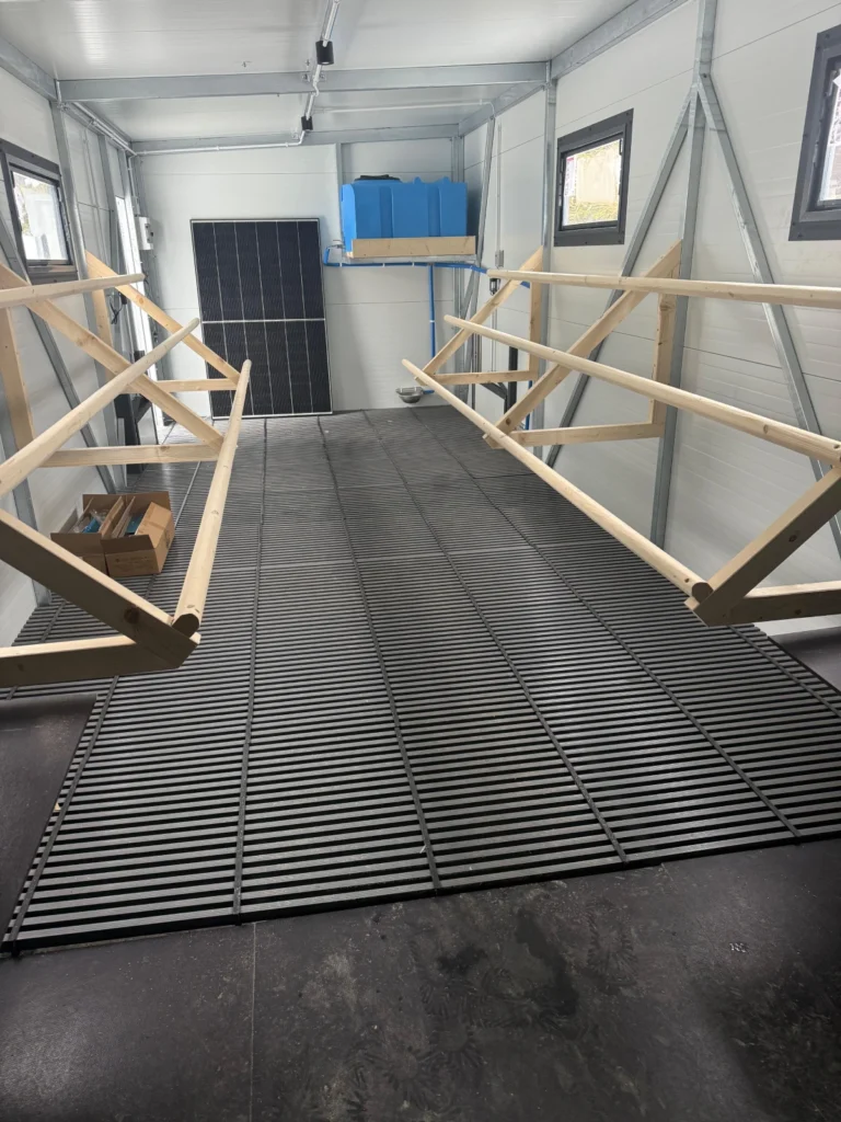 Grzędy w mobilnym kurniku XXL od Tiny House Design
