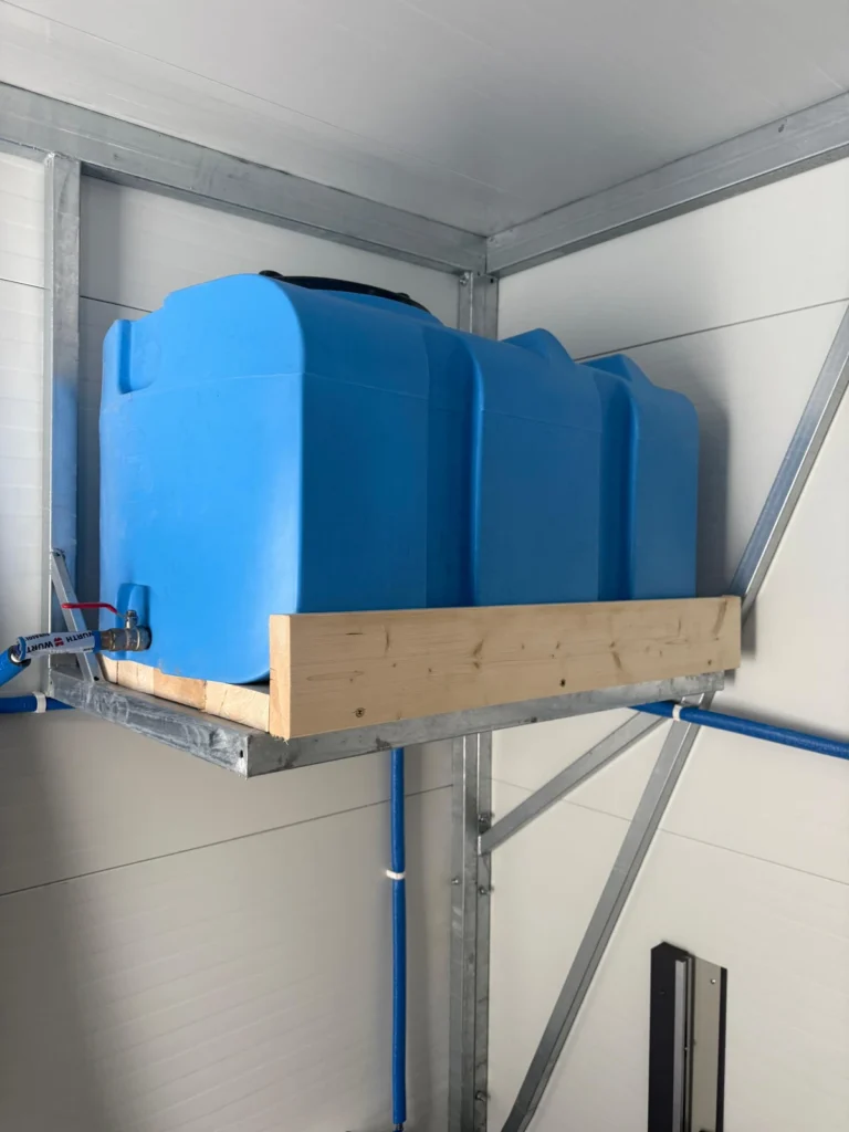 Zbiorniki na wodę w mobilnym kurniku XXL