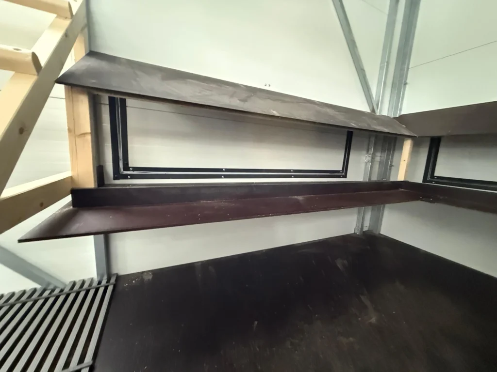 Miejsce na gniazda w mobilnym kurniku XXL od Tiny House Design