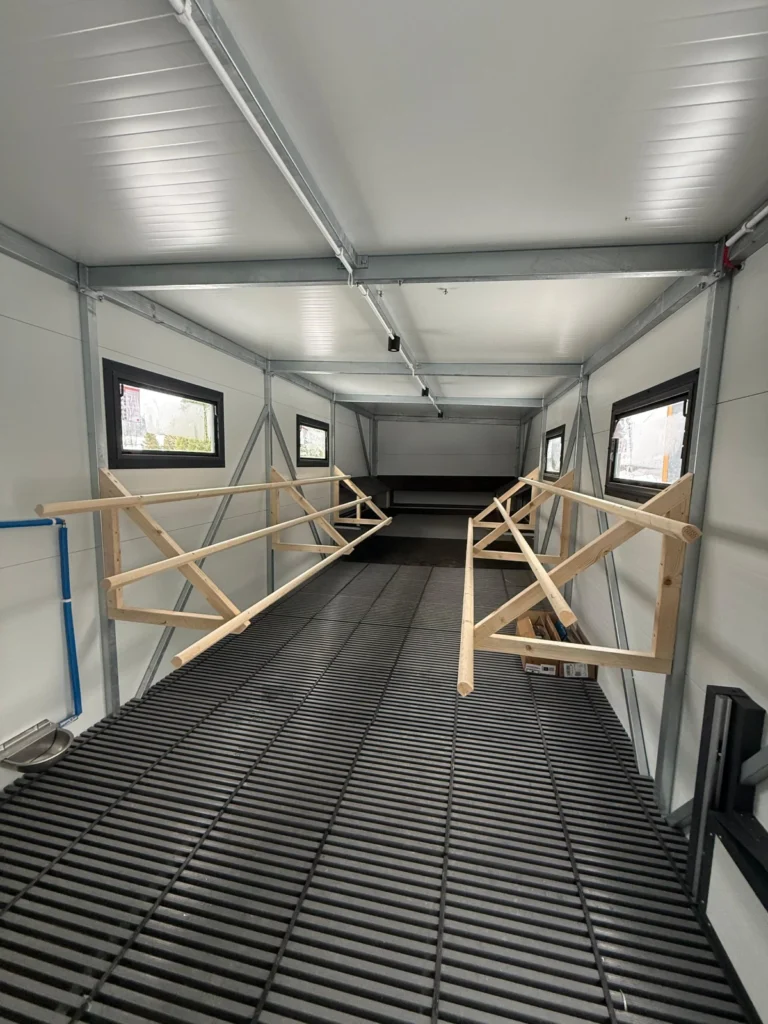 Dwustronny układ drewnianych grzęd w mobilnym kurniku XXL od Tiny House Design