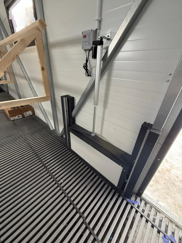 System automatycznego zamykania wejścia dla kur w mobilnym kurniku XXL od Tiny House Design